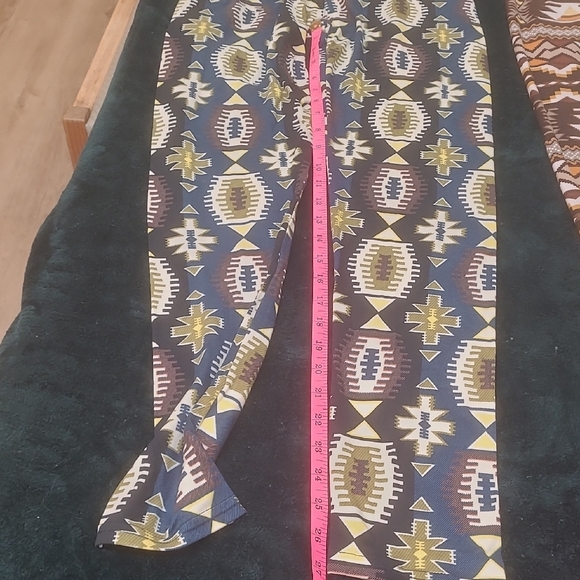 Tribal Patterned Women's Cropped Pants Set - Picture 3 of 10